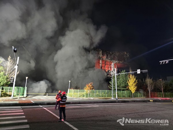 충남 천안시 동남구 풍세산업단지 이랜드패션 물류센터 화재현장 @뉴스코리아 최신 기자