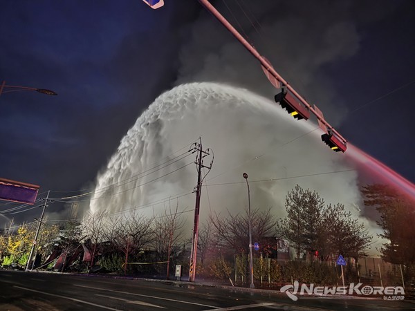 충남 천안시 동남구 풍세산업단지 이랜드패션 물류센터 화재현장 @뉴스코리아 최신 기자