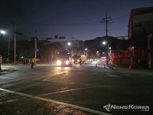 충남 천안시 동남구 풍세산업단지 이랜드패션 물류센터 화재현장 바로 앞까지 일반 차량들이 들어서고 있다. 길 건너편에선 일반 시민들이 근접거리에서 불구경을 하고 있는 모습이 목격되었다.  @뉴스코리아 최신 기자