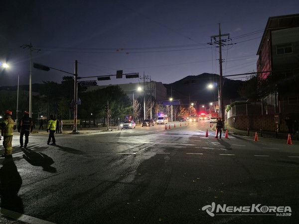 충남 천안시 동남구 풍세산업단지 이랜드패션 물류센터 화재현장 바로 앞까지 일반 차량들이 들어서고 있다. 길 건너편에선 일반 시민들이 근접거리에서 불구경을 하고 있는 모습이 목격되었다.  @뉴스코리아 최신 기자