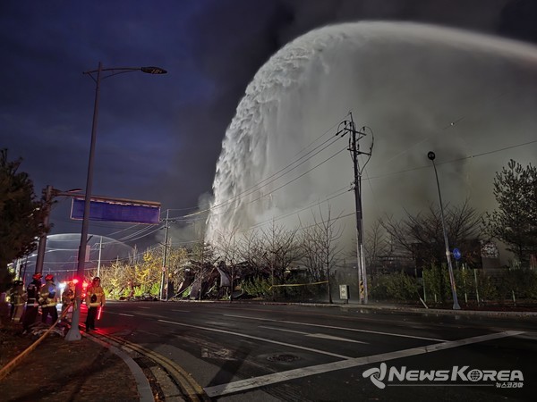 충남 천안시 동남구 풍세산업단지 이랜드패션 물류센터 화재현장 앞에선 소방대원이 교통통제까지 하는 황당한 모습도 보인다. @뉴스코리아 최신 기자
