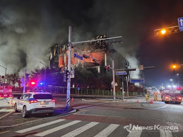 경찰과 소방이 지휘통제가 불분명하여 혼선을 빚는 모습도 여러곳에서 발견되었다. @뉴스코리아 최신 기자