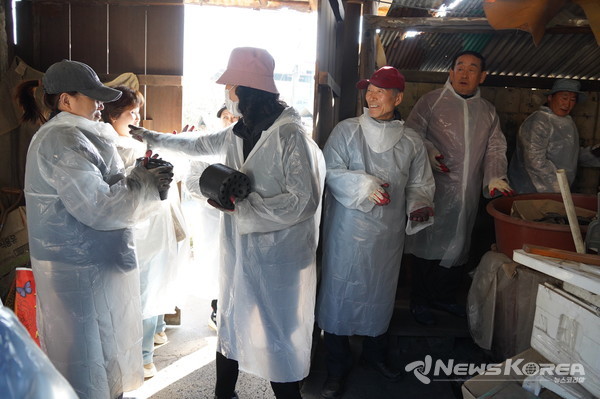 “봉사자들이 서로의 얼굴에 연탄을 묻히며 웃음을 나누는 등 현장은 훈훈한 분위기로 가득했다.” @뉴스코리아 최신 기자