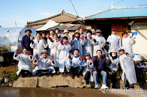“올해 연탄 나눔 활동에 참여한 참가자들이 한마음으로 단체 사진을 남겼다.” @뉴스코리아 최신 기자
