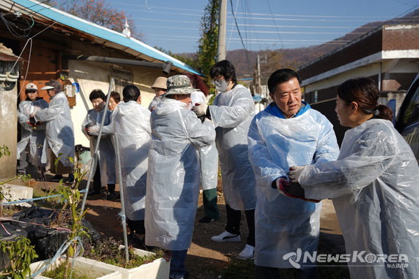 “이른 추위 속에서도 봉사자들이 구슬땀을 흘리며 연탄을 옮기고 있다.” @뉴스코리아 최신 기자