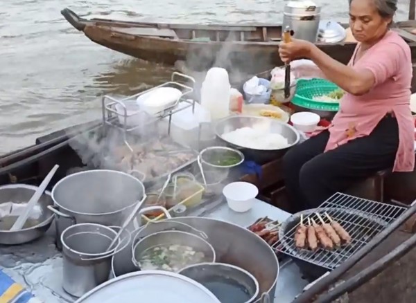 까이랑 수상시장의 쌀국수 상인 @뉴스코리아 이웅연 특파원