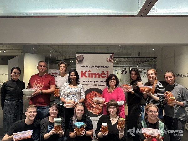   @주체코대한민국대사관(문화홍보관)이 개최한 2025 한식 페스티벌 참가자들이 기념촬영을 했다. @주체코대한민국대사관(문화홍보관)