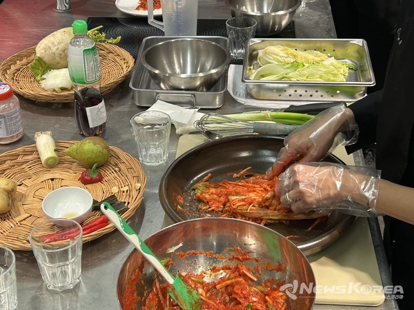참가자들은 김치 재료 손질과 양념 만들기, 포기김치 담그기 체험을 통해 한국의 김장문화를 직접 경험했다. @체코대사관 @주체코대한민국대사관(문화홍보관) 