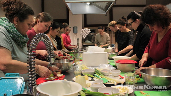 함께 김치 만드는 참가자들. @주체코대한민국대사관(문화홍보관) 