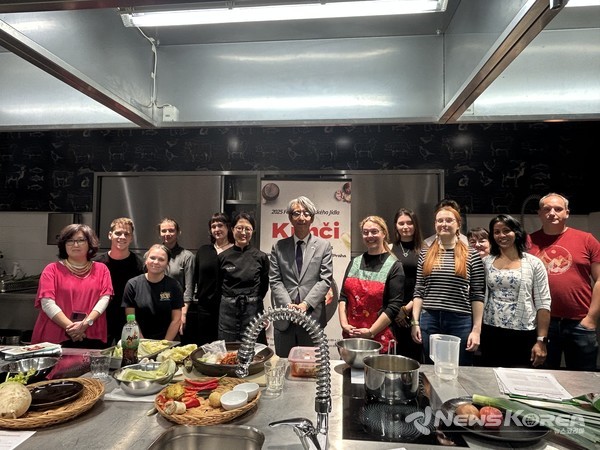 홍영기 주체코대한민국대사와 참가자 기념촬영. @주체코대한민국대사관(문화홍보관) 