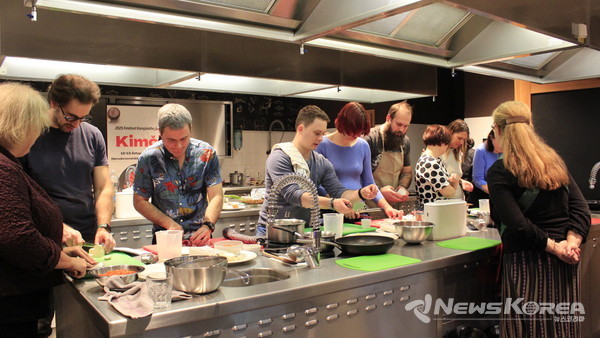 김치찌개와 두부김치를 만드는 참가자들 @체코대사관 @주체코대한민국대사관(문화홍보관) 