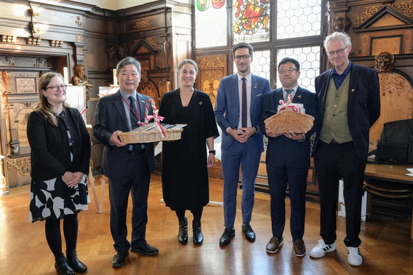 김현수 제1부시장(오른쪽 2번째부터), 마르틴 호른 프라이부르크시장, 김정렬 수원시의회 부의장(왼쪽 2번째) 등이 13일 환담 후 함께하고 있다.