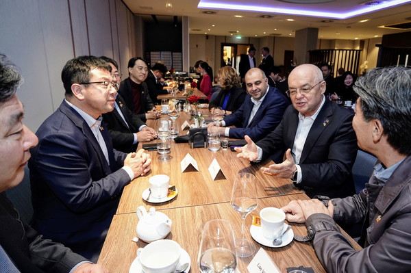 김현수 제1부시장(왼쪽)과 에밀 복 클루지나포카 시장이 11일 대화를 나누고 있다. @수원시