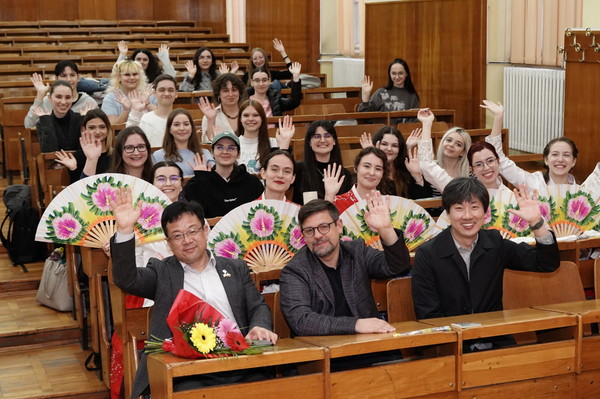 10일 클루지나포카시 바베스-보여이 대학을 방문한 김현수 제1부시장이 한국어문학과 재학생들과 함께하고 있다. @수원시