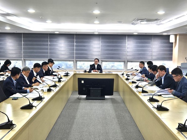 김석필 천안시장 권한대행 부시장이 29일 시청 중회의실에서 긴급 대책회의를 열고 국가정보자원관리원 화재로 인한 일부 정부 서비스 중단에 따른 대응방안을 논의하고 있다. @천안시