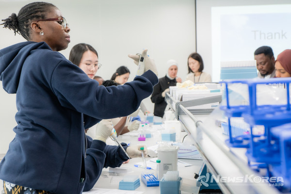 QC 실습 중 단백질 정량 시험 현장  @(재)백신글로벌산업화기반구축사업단 미생물실증지원센터