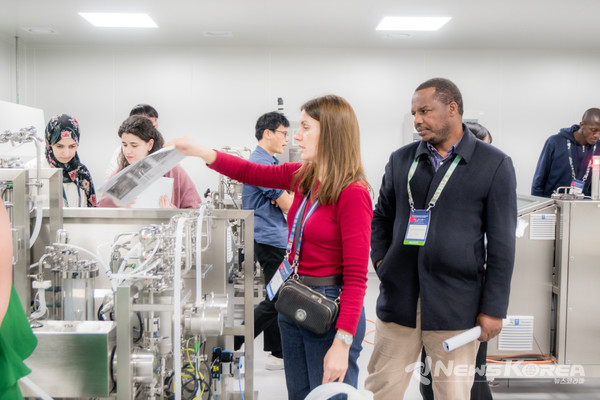 교육관 내 정제 실습실 투어 모습 @(재)백신글로벌산업화기반구축사업단 미생물실증지원센터