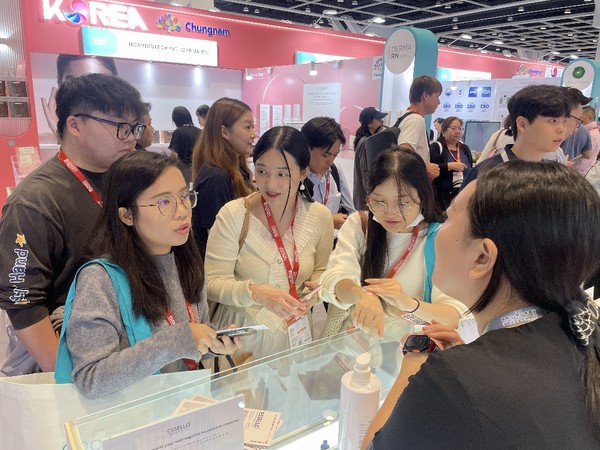 충남관 부스를 찾은 해외 바이어들이 제품 설명을 듣고 있다. @충청남도