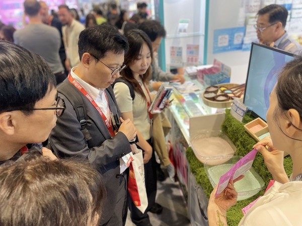 충남 화장품에 관심을 보이는 바이어들로 붐비는 전시 부스. @충청남도