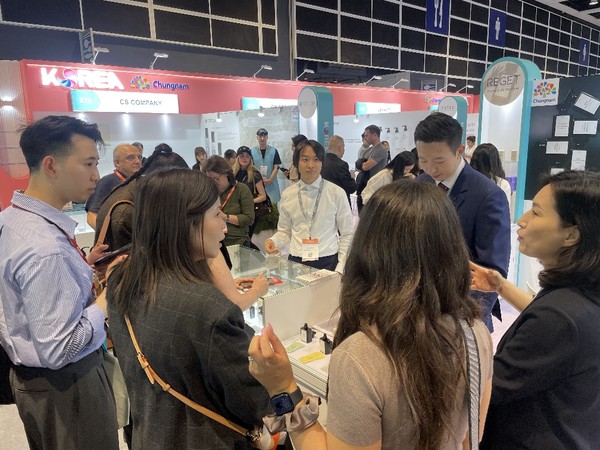 참가 기업이 해외 바이어에게 제품 시연을 진행하고 있는 모습. @충청남도