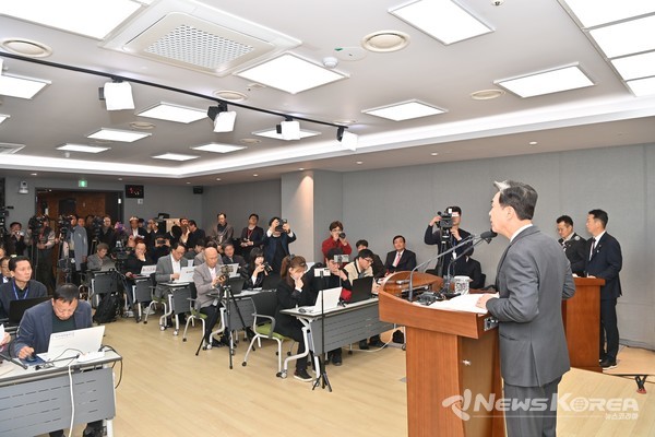 김태흠 충청남도지사가 19일  도청 브리핑실에서 기자회견을 하고 있다. @뉴스코리아 최신 기자