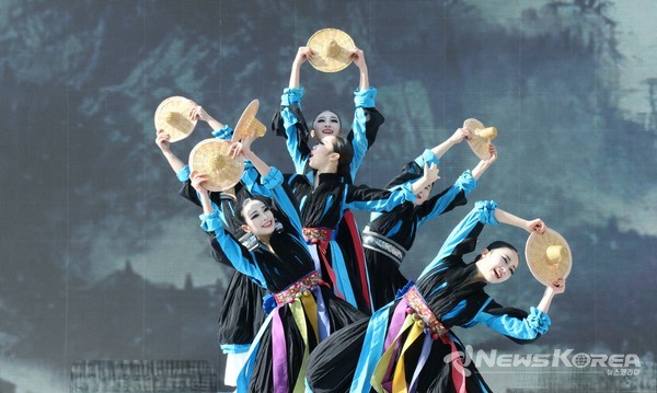 무대에는 10여 명의 무용수들이 참여해 화려하면서도 섬세한 움직임, 우아하면서도 역동적인 순수 한국무용의 진면목을 선보인다. @투맨아트컴퍼니