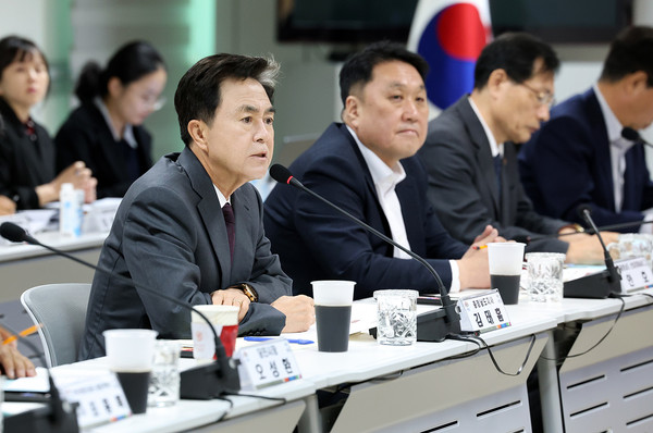 김태흠 충남지사가 17일 KG스틸에서 열린 ‘제9차 충남 경제상황 현장 점검회의’에서 모두발언을 하고 있다. @충청남도