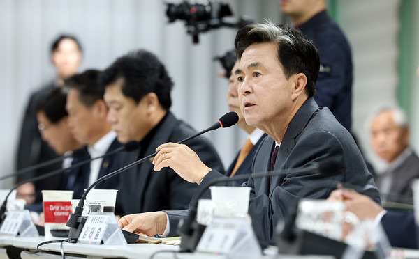 김태흠 충남지사가 철강업계 현장의 의견을 청취하며 회의를 주재하고 있다. @충청남도