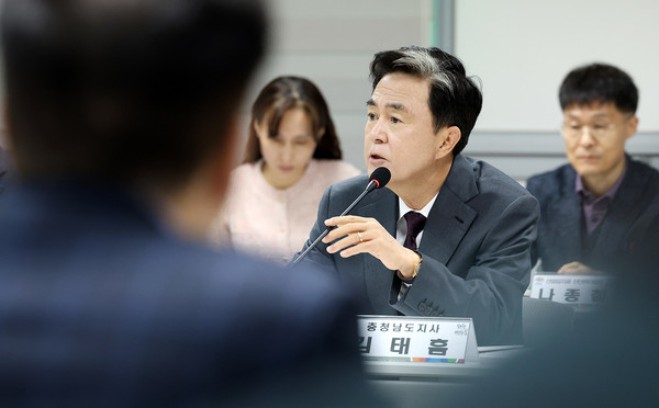 김태흠 충남지사가 회의에서 발언하며 기업 애로사항 해결 방안을 논의하고 있다. @충청남도