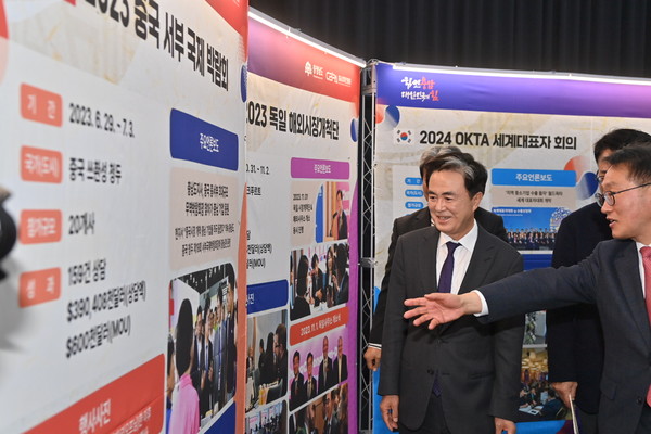 김태흠 지사가 해외시장개척단 추진성과 전시 패널을 살펴보며 관계자의 설명을 듣고 있다. @충청남도