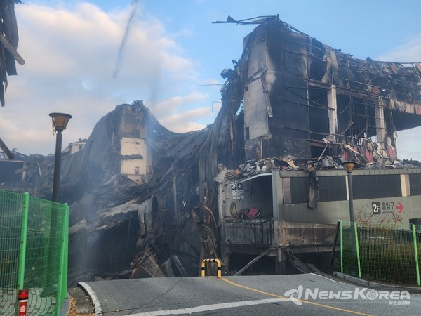 형체를 알아보기 힘든 화재 현장 @뉴스코리아 최신 기자