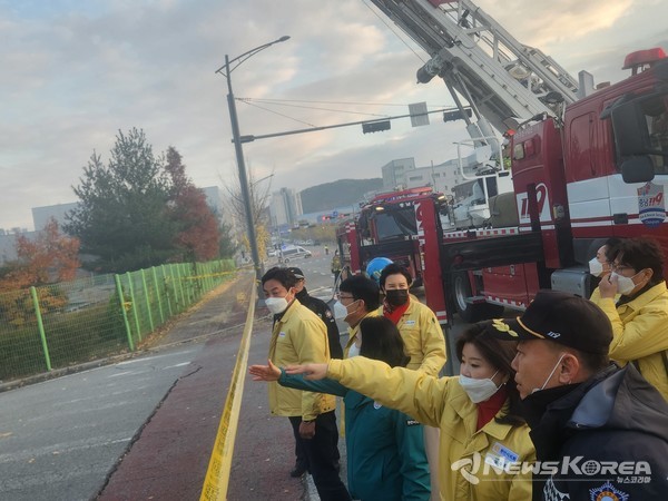 천안시의회 국민의힘 유수희 원내대표가 화재 현장 앞에서 소방 관계자에게 질의하고 있다. @뉴스코리아 최신 기자