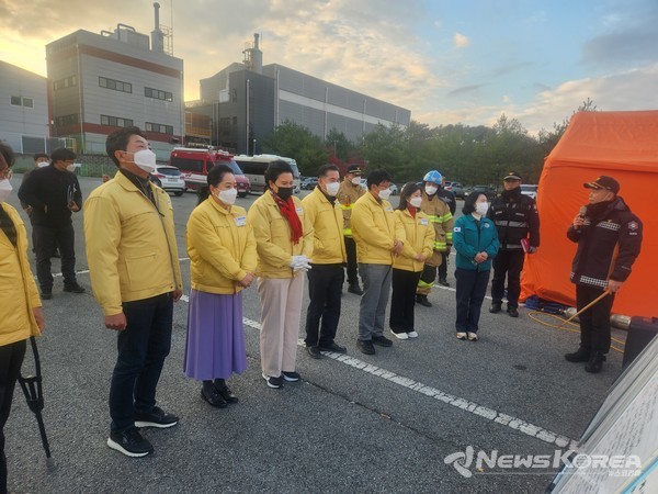 화재 지휘본부앞에서 소방 관계자들로부터 상황을 보고 받고 있는 천안시의회 김행금 의장을 비롯 국민의힘 유수희 원내대표,  이지원, 정도희, 김철환, 이상구, 유영진, 김연한 의원 @뉴스코리아 최신 기자
