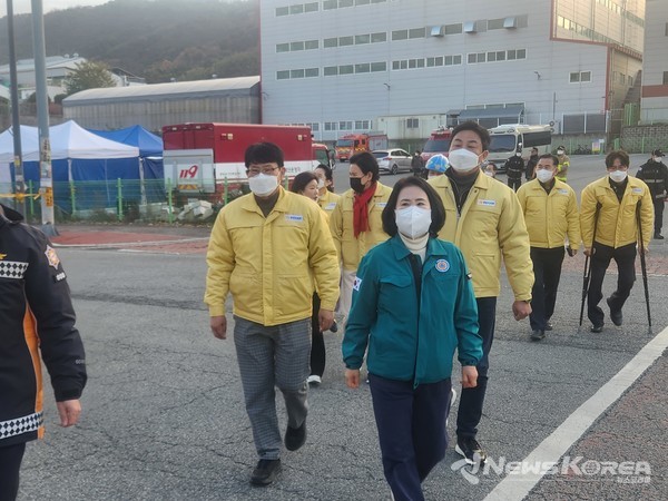 목발을 짚고도 화재 현장을 직접 살피고 있는 국민의힘 이상구 의원이 모습이 보인다. @뉴스코리아 최신 기자
