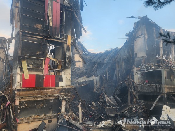 화재로 무너져 내린 건물 잔해들 @뉴스코리아 최신 기자