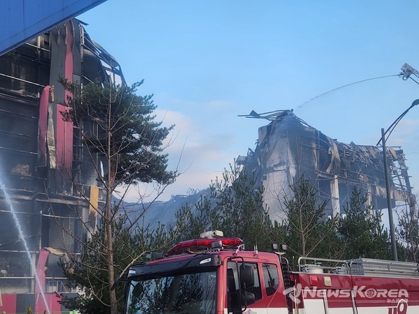 현장을 찾았을때까지도 소방당국은 화재 현장에서 잔불정리중이었다. @뉴스코리아 최신 기자