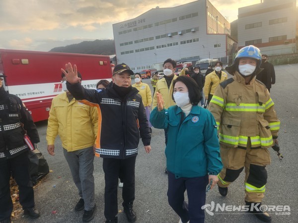 소방관계자의 현장 설명을 들으며 천안시의회 의원들이 이동하고 있다. @뉴스코리아 최신 기자