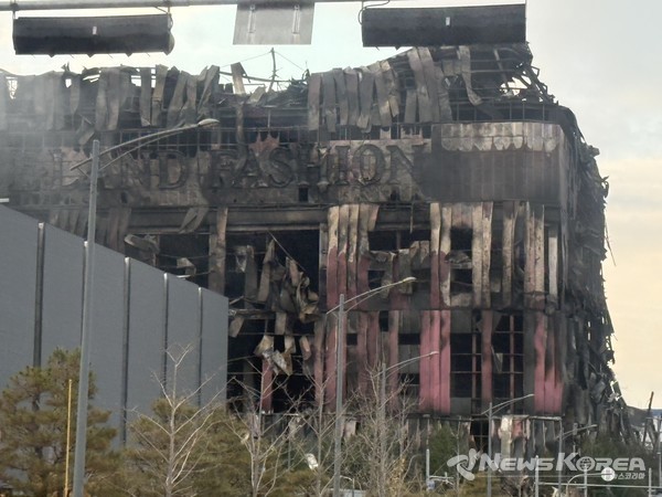 전소된 건물 잔해 상단부에 이랜드 패션이라는 글자가 보인다. @뉴스코리아 최신 기자