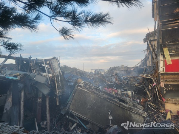 화재로 무너져 내린 건물 잔해들 @뉴스코리아 최신 기자