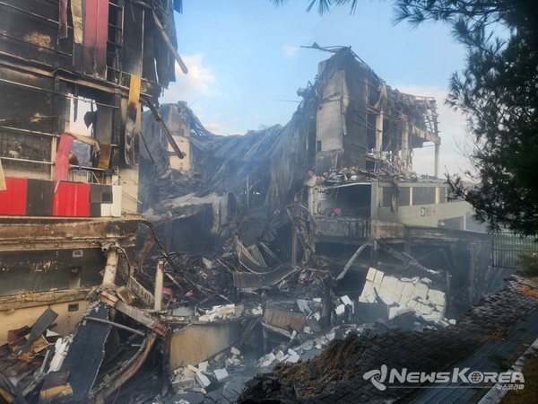 화재로 무너져 내린 건물 잔해들 @뉴스코리아 최신 기자