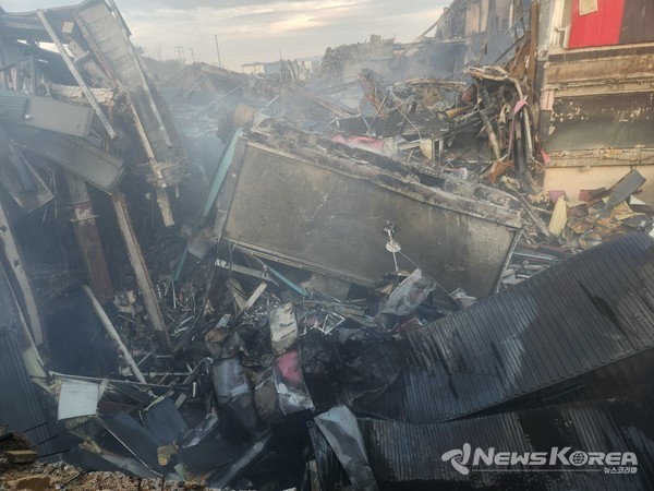 화재로 무너져 내린 건물 잔해들 @뉴스코리아 최신 기자