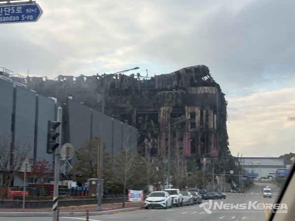 화재로 무너져 내린 건물 전경 @뉴스코리아 최신 기자