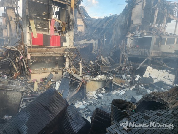 화재로 무너져 내린 건물 잔해가 피해 규모를 가늠하게 한다. @뉴스코리아 최신 기자