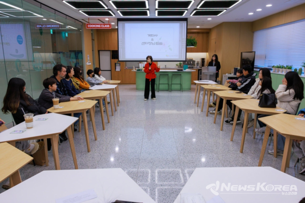 ‘다문화가족역사탐험대’ 종강식에서 윤연한 센터장이 인사말을 하고 있다. @천안시다문화가족지원센터