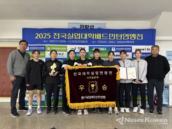 우승을 차지한 화순군청 배드민턴부 선수단.(왼쪽부터 김영주 코치, 정다연·김보민·장민윤·유아연·여나영·공여진·곽승민·김미주 선수, 김충회 감독) @화순군