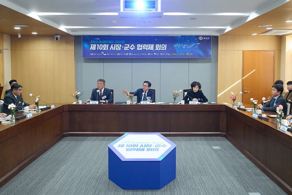 김석필 천안시장 권한대행 부시장은 19일 예천군청에서 열린 중부권 동서횡단철도 건설사업 시군 협력체 회의에 참석해 제5차 국가철도망 구축계획 반영을 위한 추진전략 등을 논의했다. @천안시