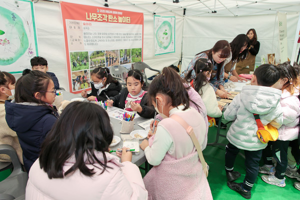 마을교육공동체 한마당 체험관에서 학생들이 나무조각 탄소 놀이터 프로그램을 체험하고 있다. @당진시