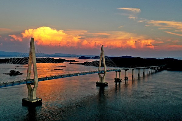 노을빛으로 물든 보령 원산도대교 전경. 바다 위에 펼쳐진 섬 풍경이 섬비엔날레 개최지의 매력을 보여준다. @충청남도