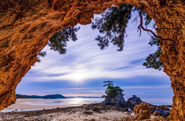 보령 무창포 인근 해안의 자연 암벽과 바위섬이 어우러진 풍경. 섬과 바다가 가진 고유한 지형미를 담고 있다. @충청남도
