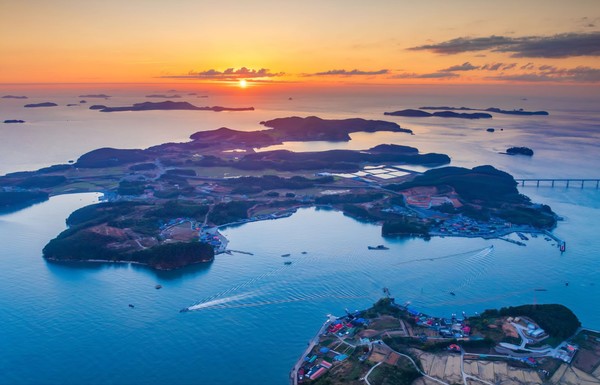 섬과 마을이 이어지는 보령 연안의 항공 촬영 전경. 섬비엔날레 개최 예정지의 공간적 확장성을 보여준다. @충청남도
